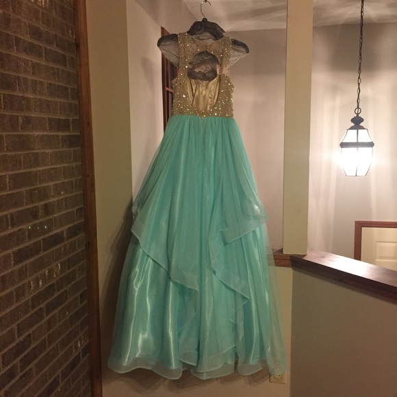 BEAUTIFUL prom dress - Picture 5 of 8